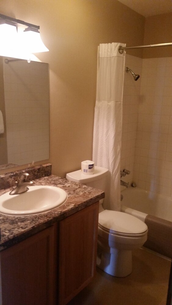 Lakeshore Inn & Suites - photo 13