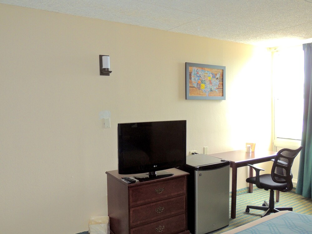 Econo Lodge Wickliffe Cleveland East - photo 13