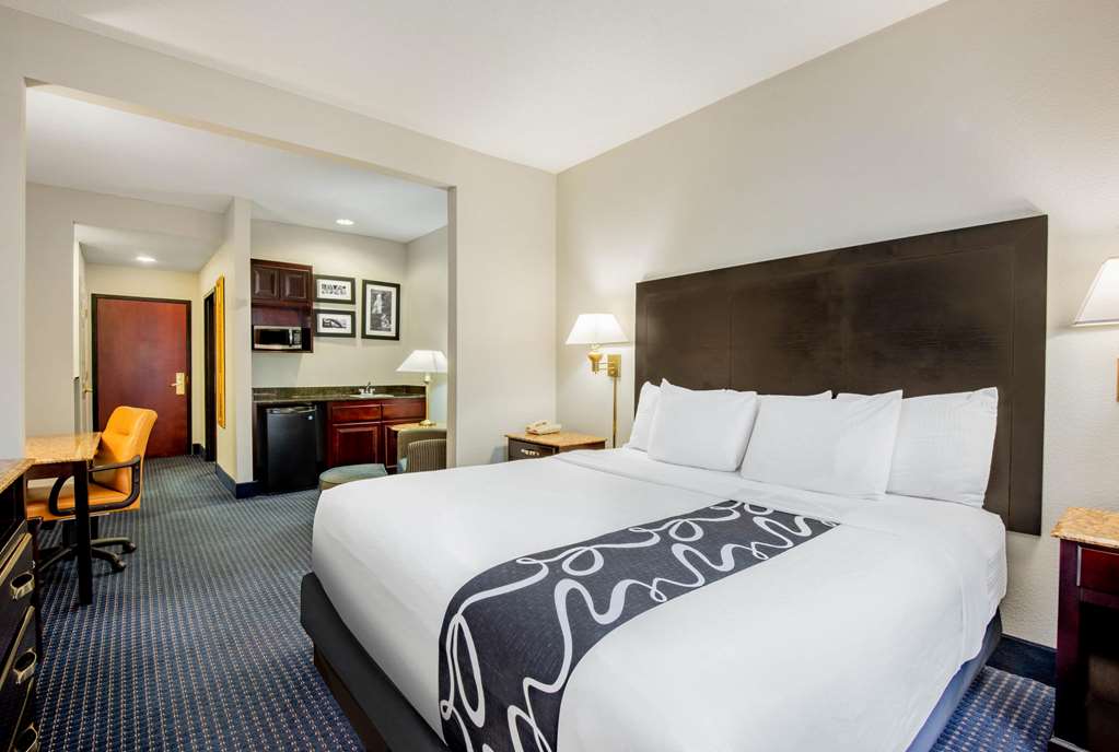 La Quinta Inn & Suites by Wyndham Mt. Laurel Philadelphia - photo 22