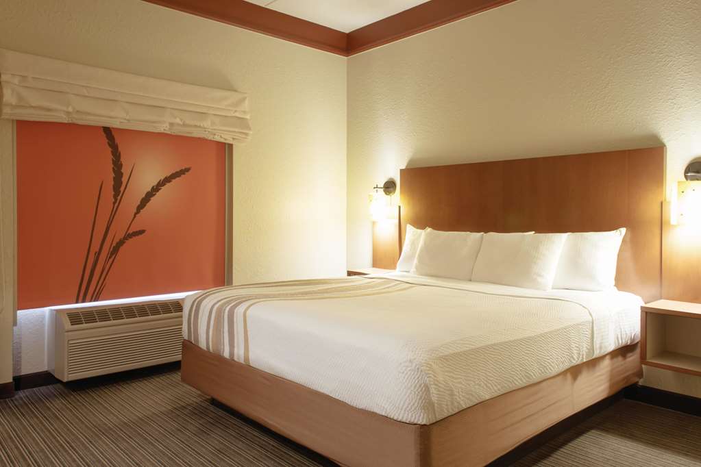 La Quinta Inn & Suites by Wyndham Atlanta Ballpark Galleria - photo 41