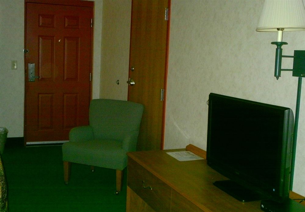 Campton Parkway Inn - photo 14