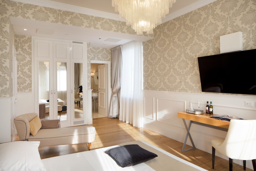 Luxury Suite Milano Duomo — 4-Star Luxury Hotel in Milan, Italy