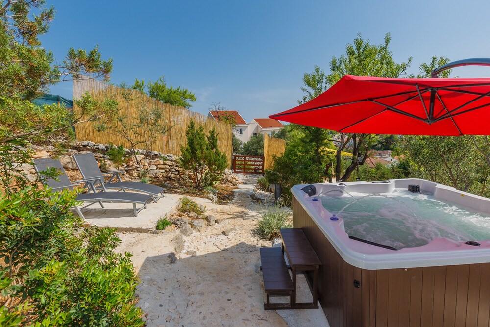 Apartments Dante Domus Aurea — 4-Star Luxury Hotel in Milna, Croatia