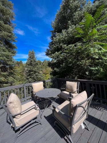 The Creekside Cabin at La Caille — 4-Star Luxury Hotel in Sandy, United States