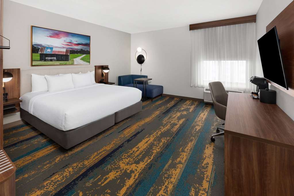 La Quinta Inn & Suites by Wyndham San Antonio at the RIM - photo 24