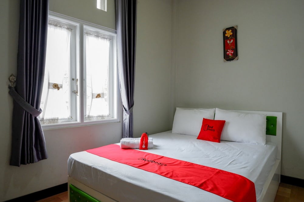 RedDoorz Syariah near Komplek Candi Arjuna Dieng in Wonosobo, Indonesia