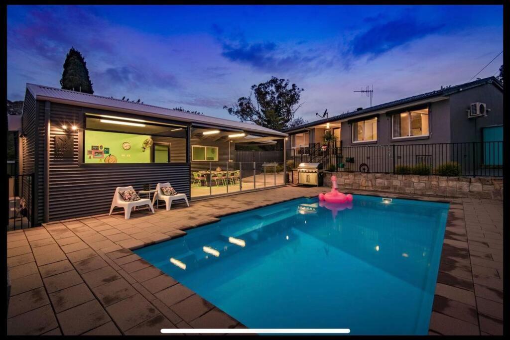 Resort style home pool spa sauna — hotel in Phillip