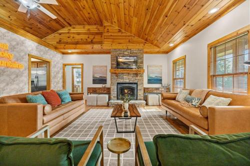 Luxury Cabin w Hot Tub Games Views await — 4-Star Luxury Hotel in Sevierville, United States