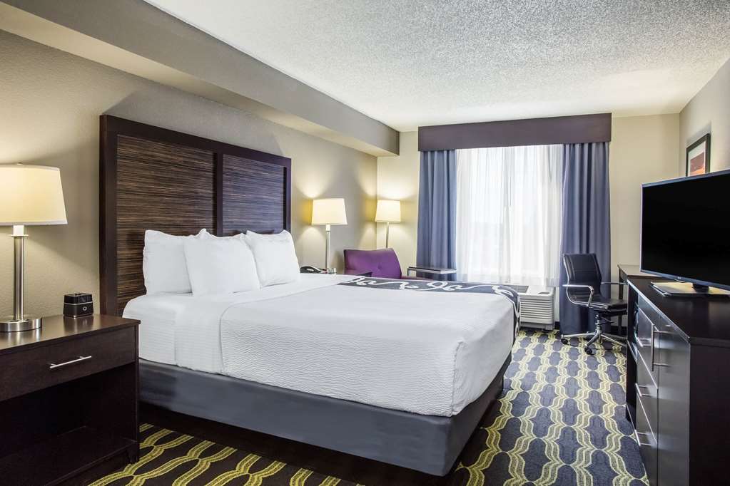 La Quinta Inn & Suites by Wyndham Lynchburg at Liberty Univ. - photo 25