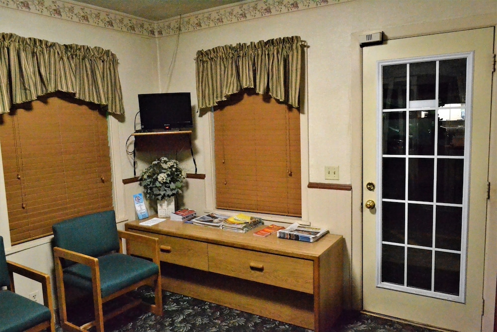 Innkeeper Motel - photo 3