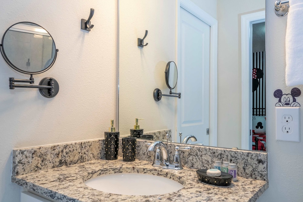 Amazing 5 Suite Home With Resort style Amenities - photo 60