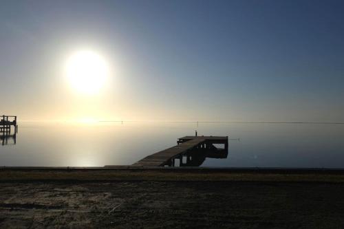 4BR Soundfront cottage Private Dock Fishing — 4-Star Luxury Hotel in Davis, United States