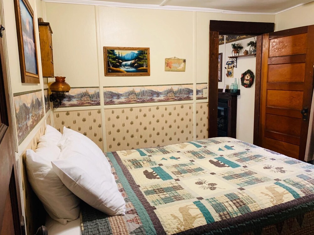 Carroll Motel & Cottages - photo 26
