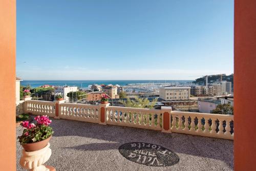 Trilocale in villa Apt 5 — 4-Star Luxury Hotel in Varazze, Italy