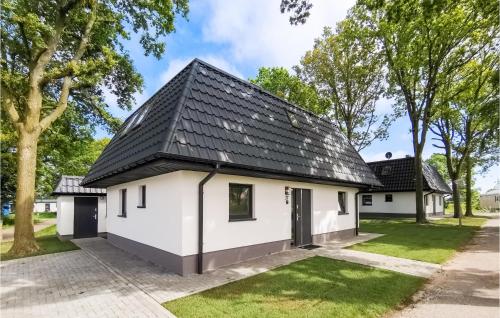 3 Bedroom Lovely Home In Den Oever — 4-Star Luxury Hotel in Den Oever, Netherlands