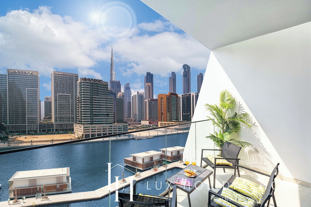 LUX Binghatti Canal View Suite — 4-Star Luxury Hotel in Dubai, United Arab Emirates