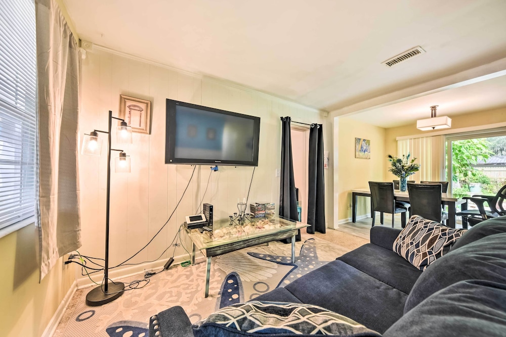 Jacksonville Getaway w Yard 2 Mi to Beach in Atlantic Beach, United States