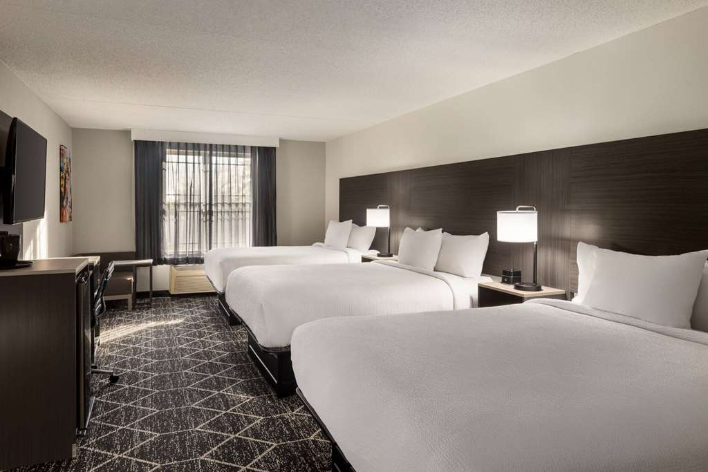La Quinta Inn & Suites by Wyndham Lake George - photo 25