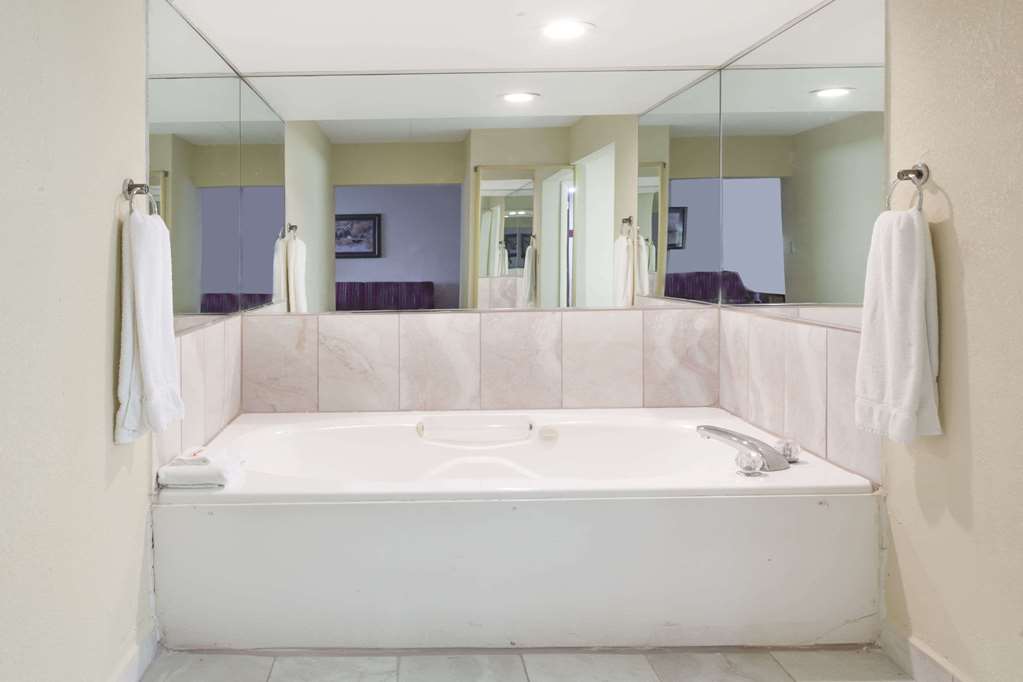 Ramada by Wyndham Lebanon - photo 11
