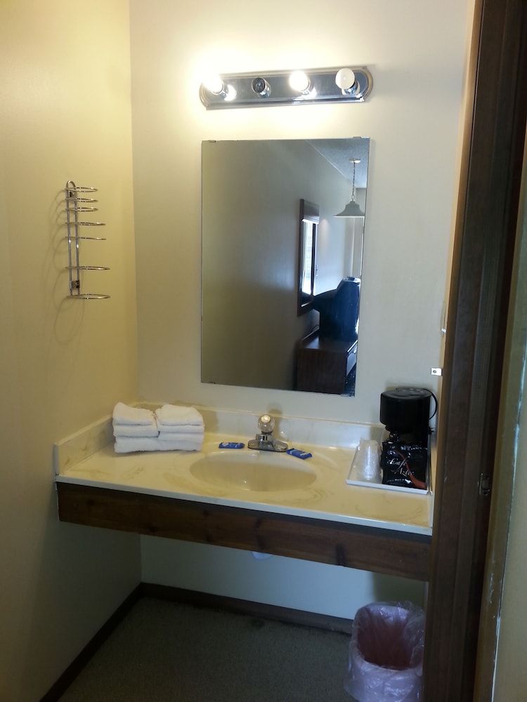 Holiday Pines Motel - photo 5