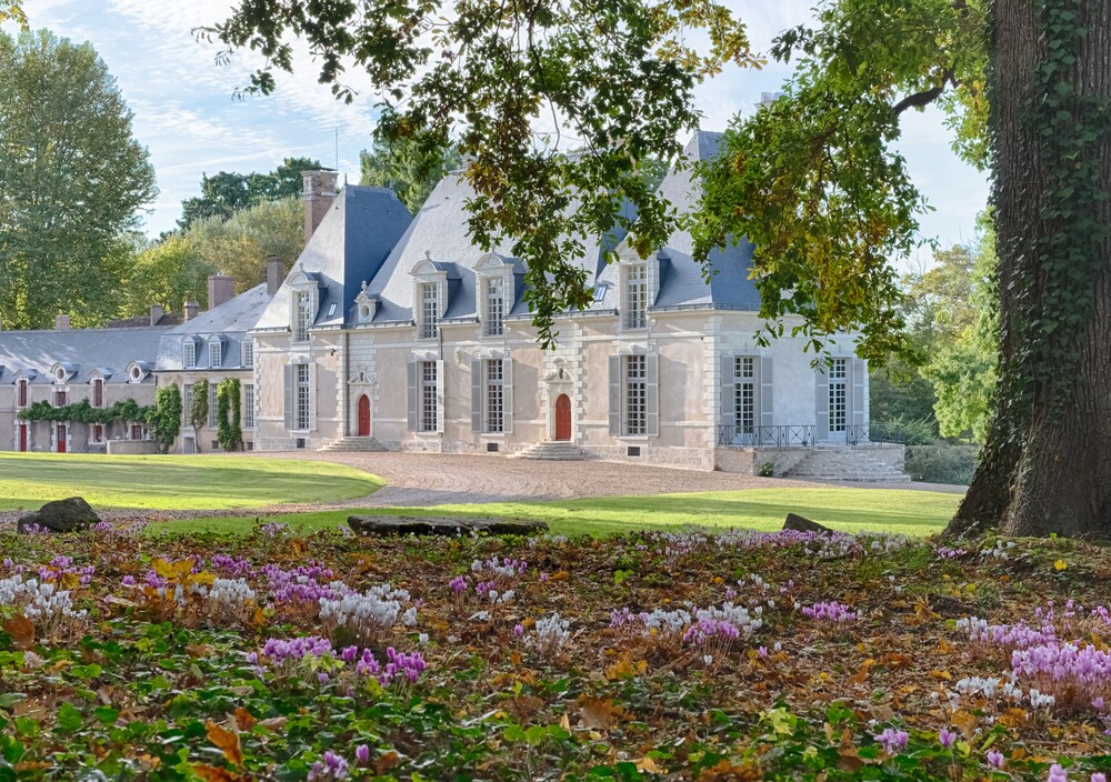 Château Des Grotteaux — 5-Star Luxury Hotel in Huisseau-Sur-Cosson, France