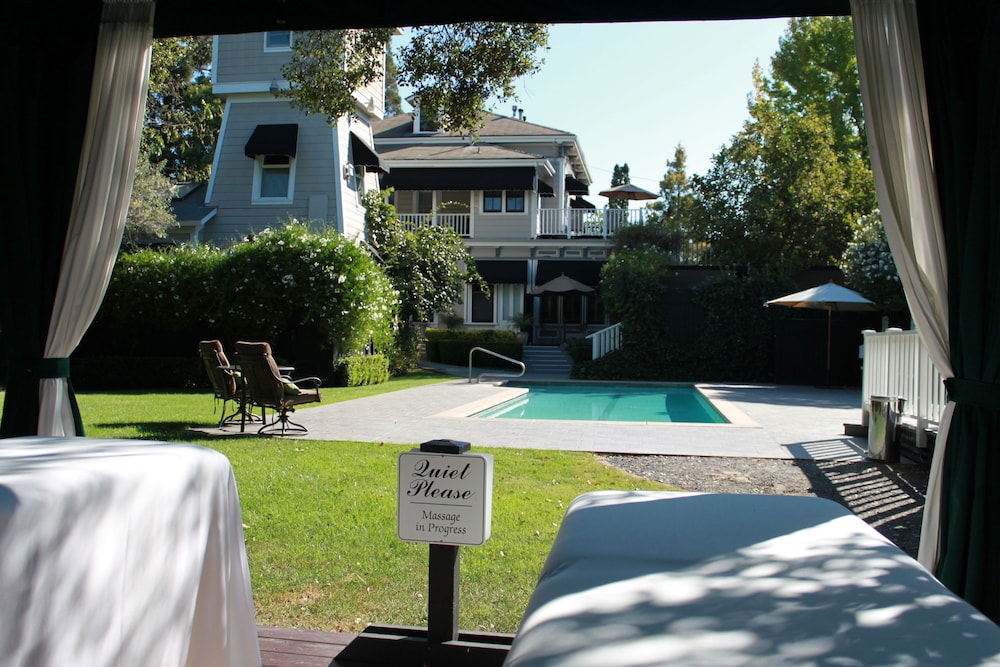 Honor Mansion - carbon neutral hotel in Healdsburg