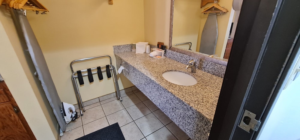Oakridge Inn & Suites - photo 27
