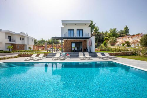 Alfie Luxury villa with private pool — 4-Star Luxury Hotel in Pefkochori, Greece