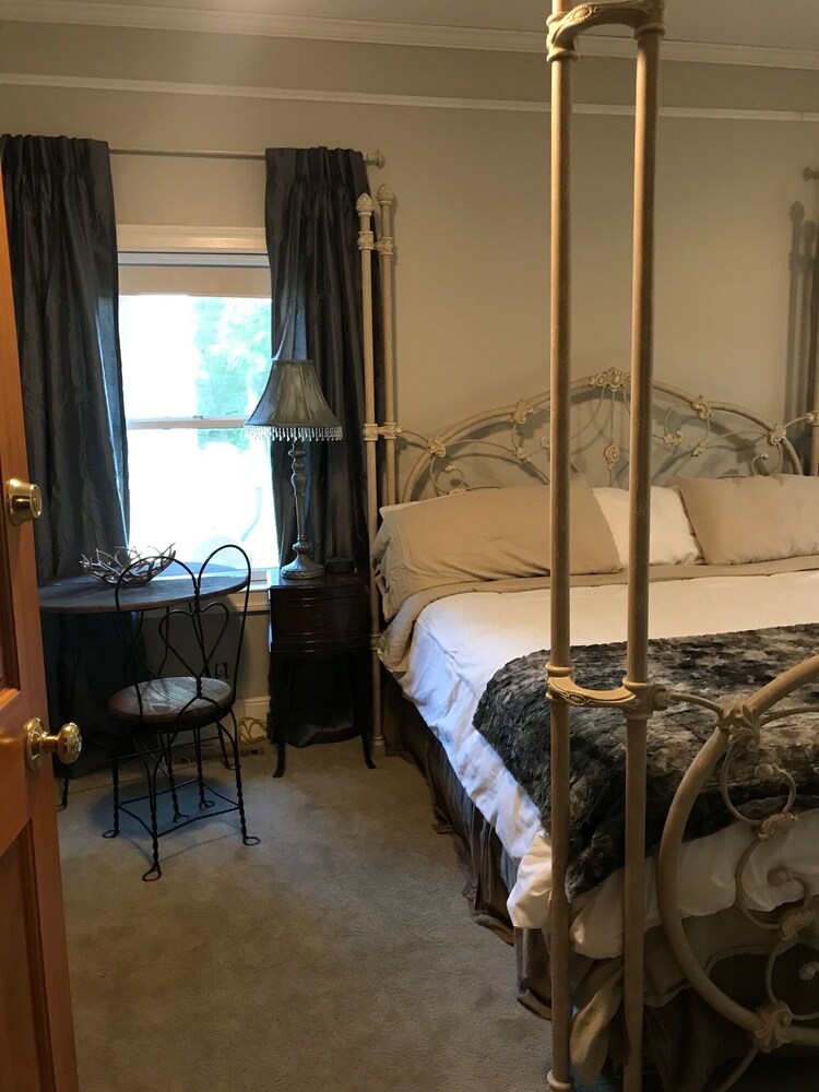 Iron Amethyst Inn Boutique Hotel - photo 11