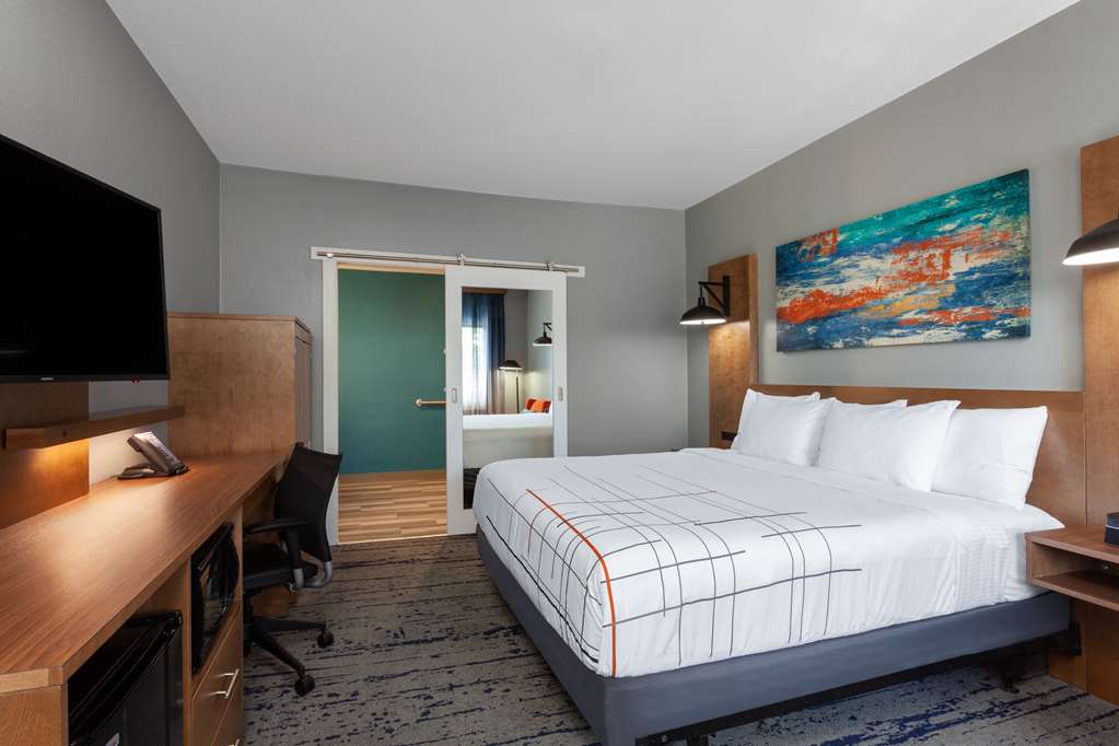 La Quinta Inn & Suites by Wyndham Ft. Myers Sanibel Gateway - photo 29