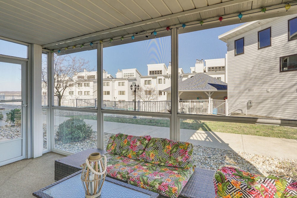 3 Mi to Boat Ramp: Osage Beach Condo w Grill — 4-Star Luxury Hotel in Osage Beach, United States