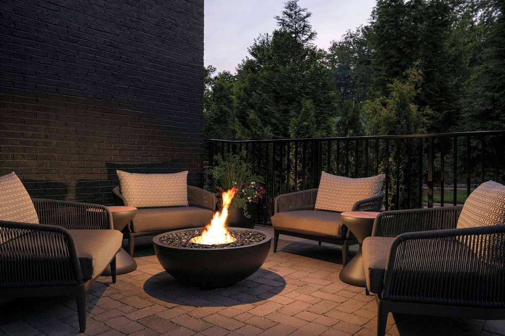 Holiday Inn & Suites Asheville Biltmore Village Area - photo 4
