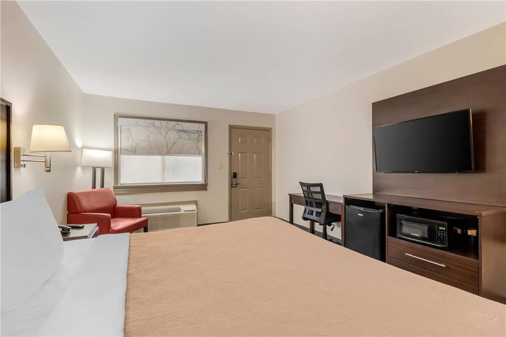 Quality Inn & Suites I 10 near Fiesta Texas - photo 7