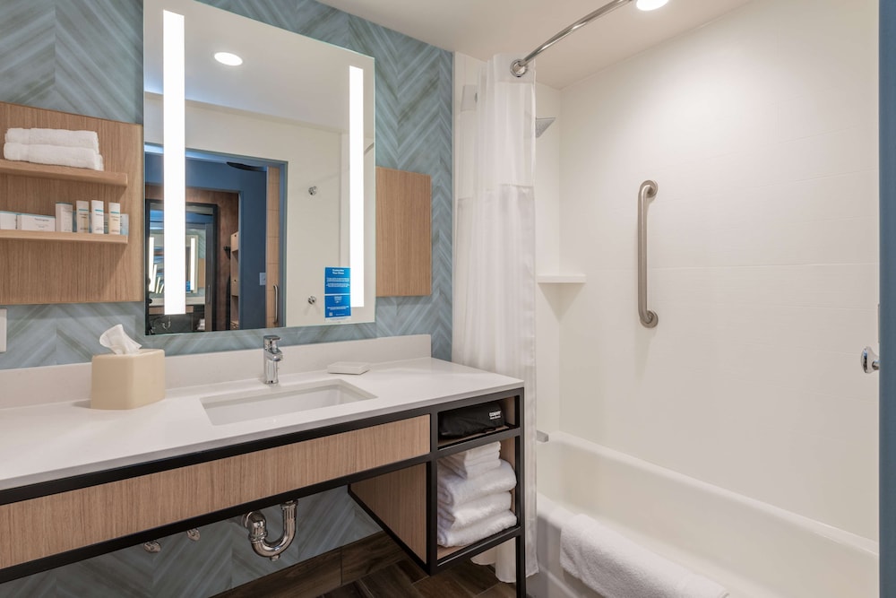 Hilton Garden Inn Boston Canton - photo 23