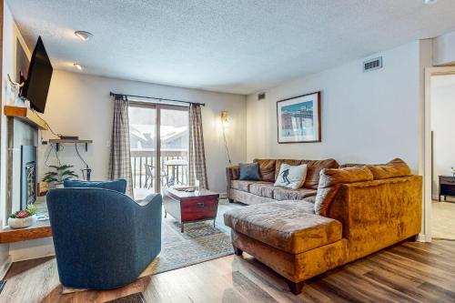 Cozy Mountain Base Retreat — 4-Star Luxury Hotel in Ludlow, United States