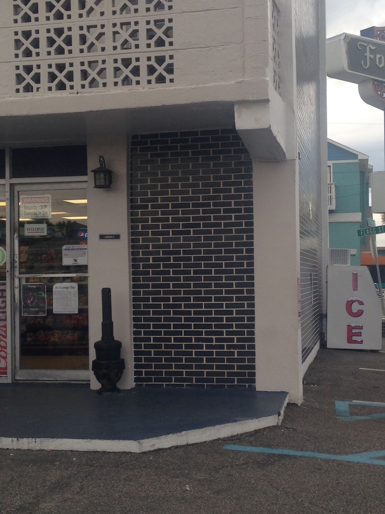 Oasis Motel - photo 2