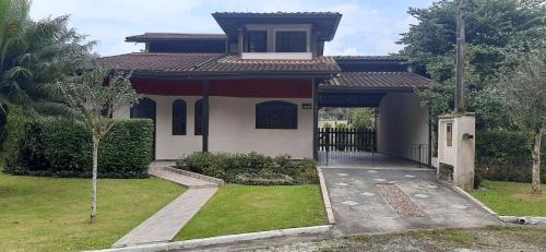 Caso em condomínio com lago serra campo e mar in Ubatuba, Brasil