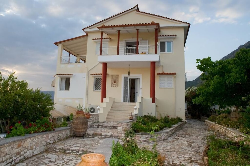 Modern Flat Overlooking The Gulf 300m To The Beach in Kalamata, Greece