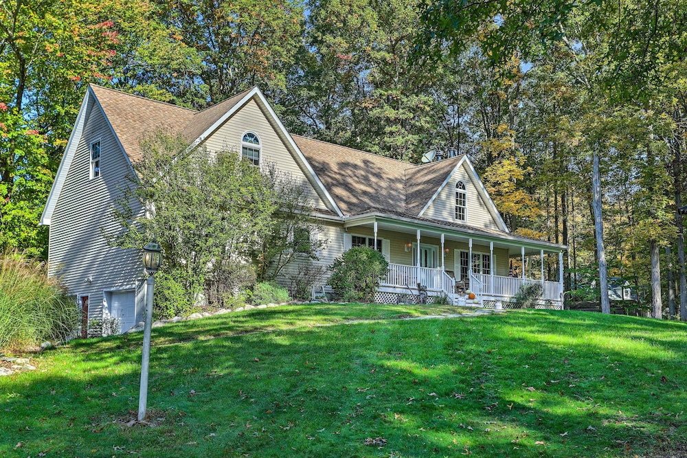 Pet Friendly Grand Pine Bush Retreat on 2 Acres — hotel in Pine Bush
