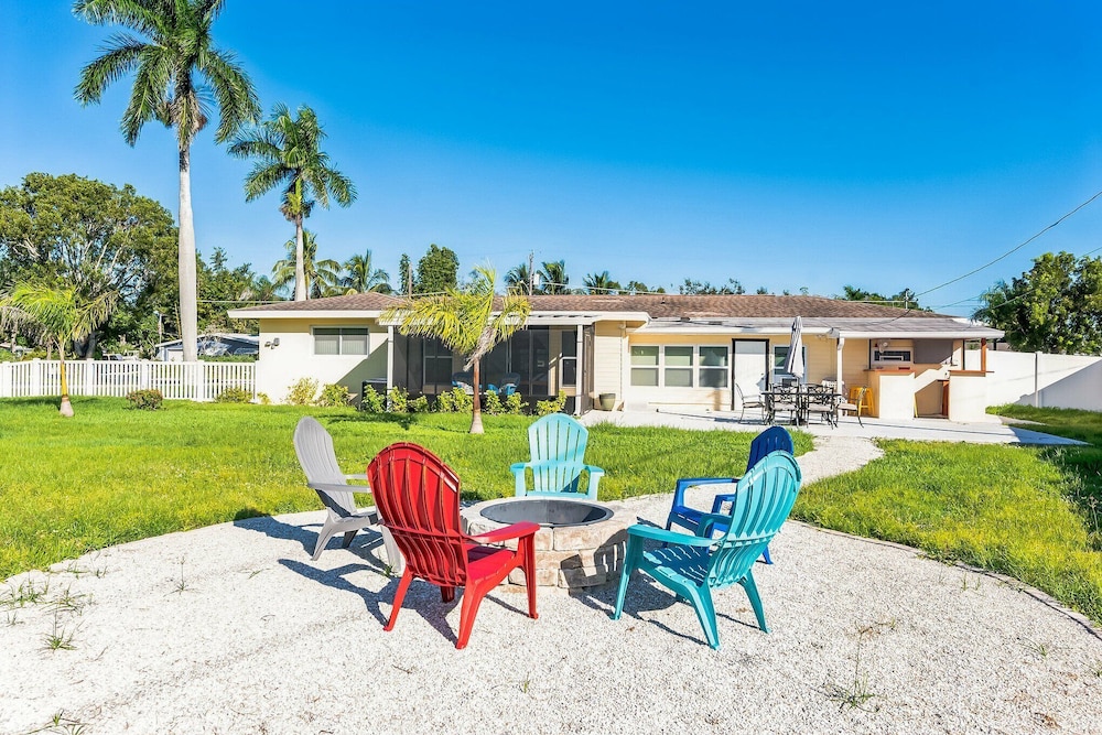 Riverside Retreat: Deck Bar FirePit Boat Parking — 4-Star Luxury Hotel in Fort Myers, United States