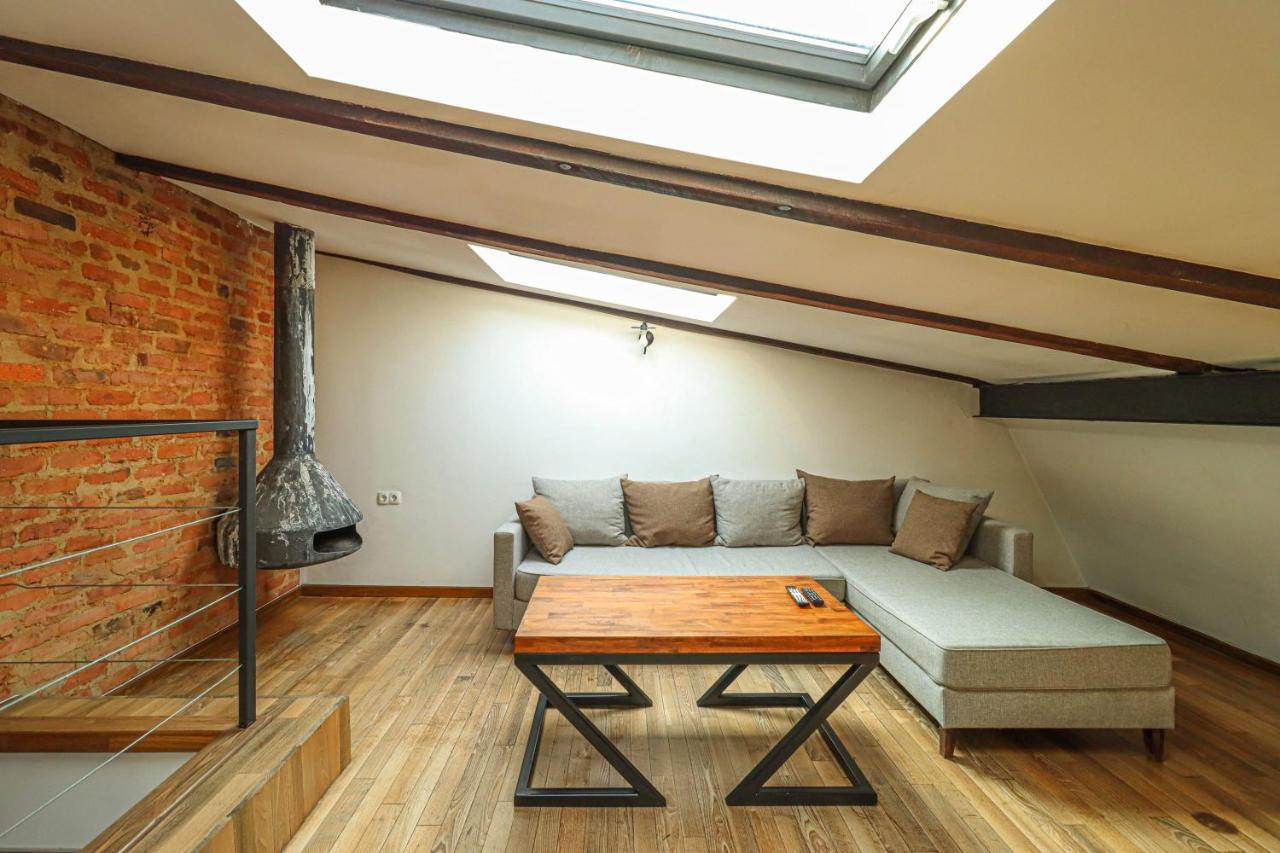 Vintage Mezzanine Apt in City Center By Wehost