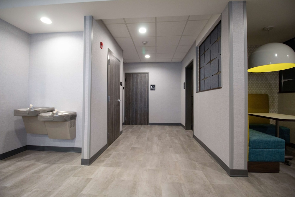 Hampton Inn & Suites North Attleboro - photo 26