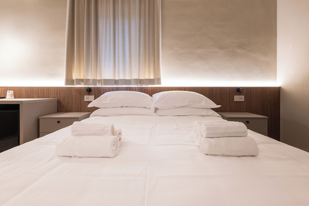 Aima Boutique Rooms — hotel in Costa Volpino