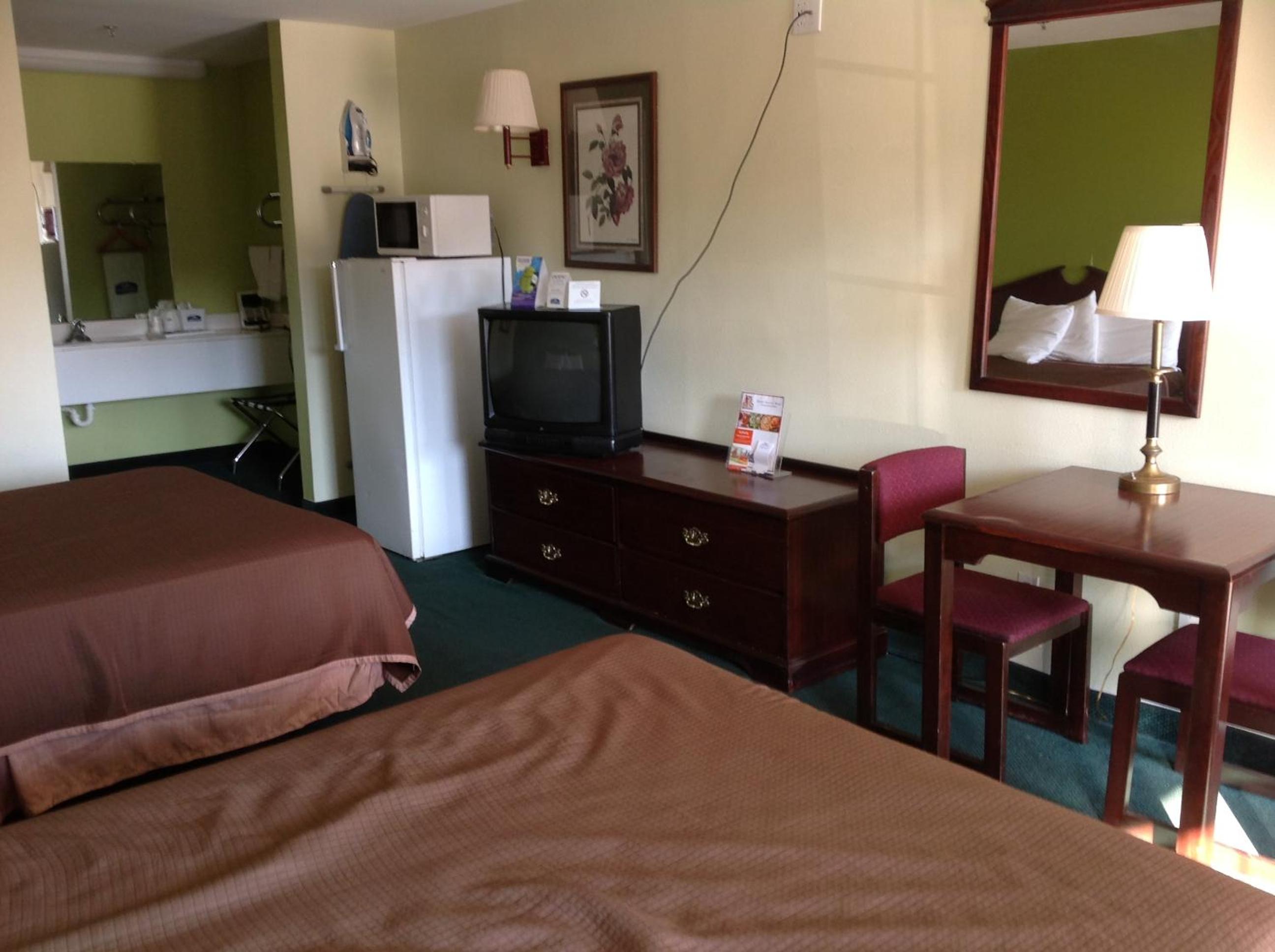 Howard Johnson by Wyndham Grand Prairie Near Lone Star Park - photo 26