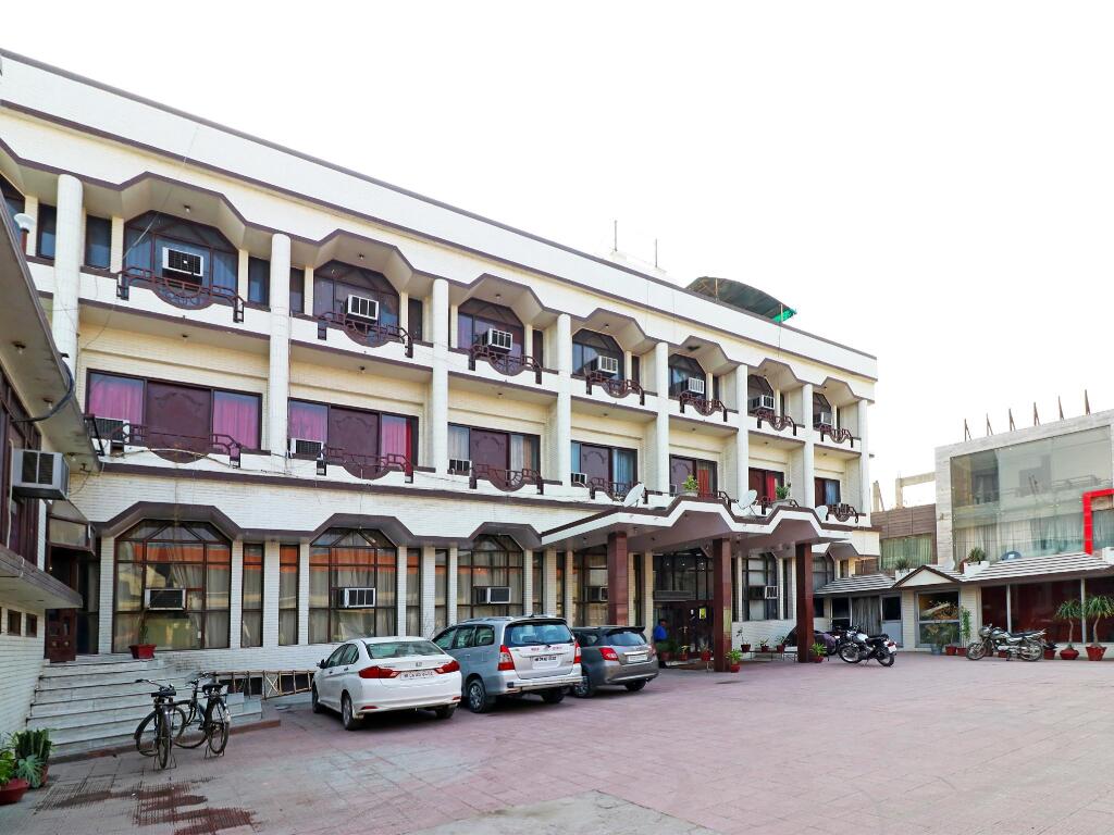 Oyo 29566 Hotel Mid Town in Panipat, India