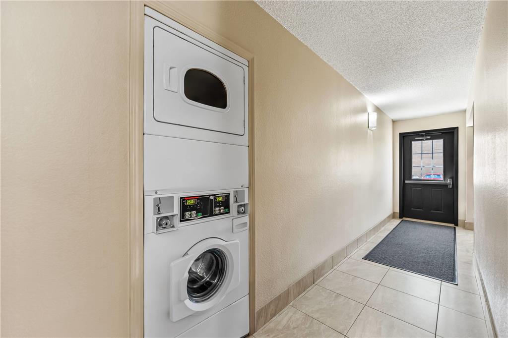 Super 8 by Wyndham Elgin - photo 35