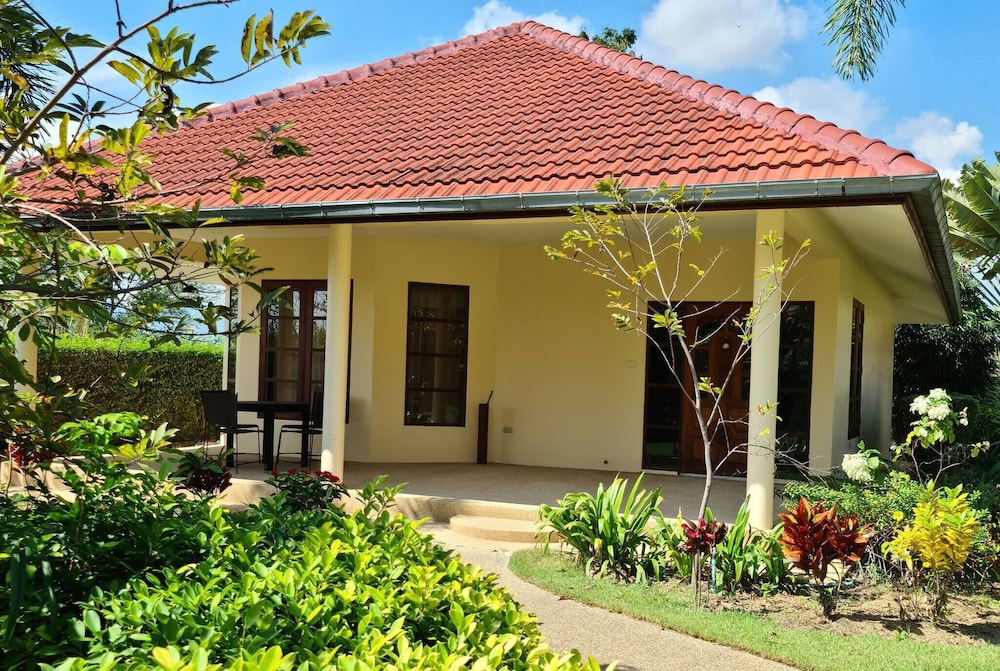 Beautiful bungalow with shared outdoor pool — 4-Star Luxury Hotel in Cha-Am, Thailand
