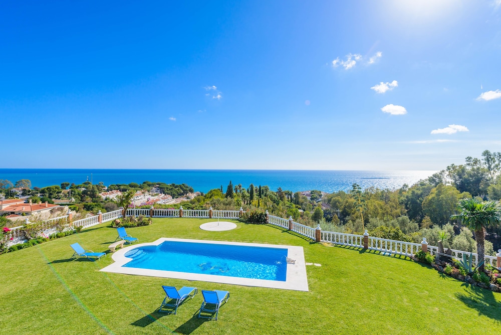 Cubo's Villa las Colinas — 4-Star Luxury Hotel in Benalmadena, Spain