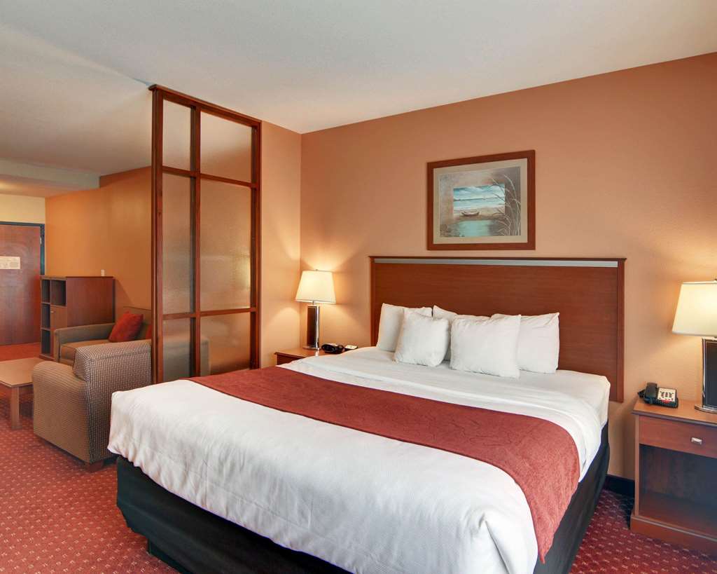Quality Suites Near Cedar Creek Lake - photo 10