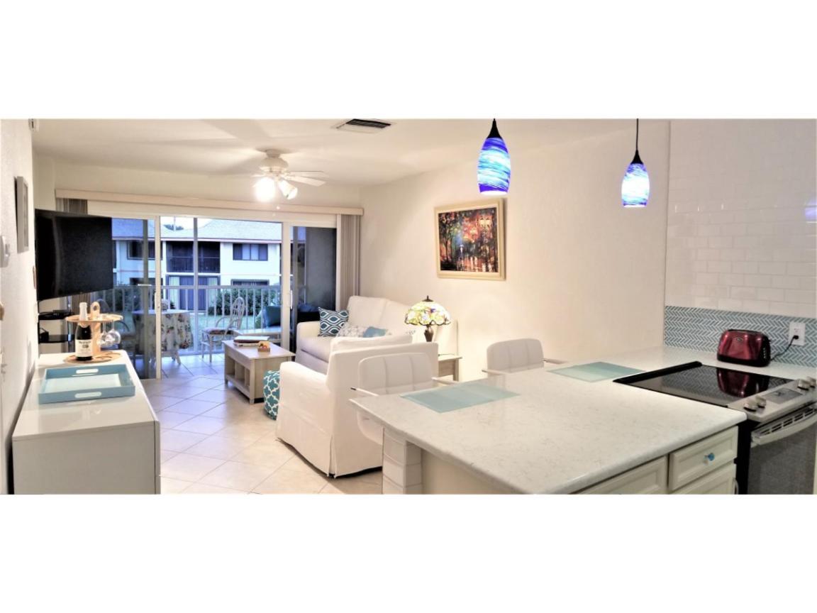 Chic Ocean Getaway Walk to Beach Pool & Hot Tub — 4-Star Luxury Hotel in Fort Pierce, United States